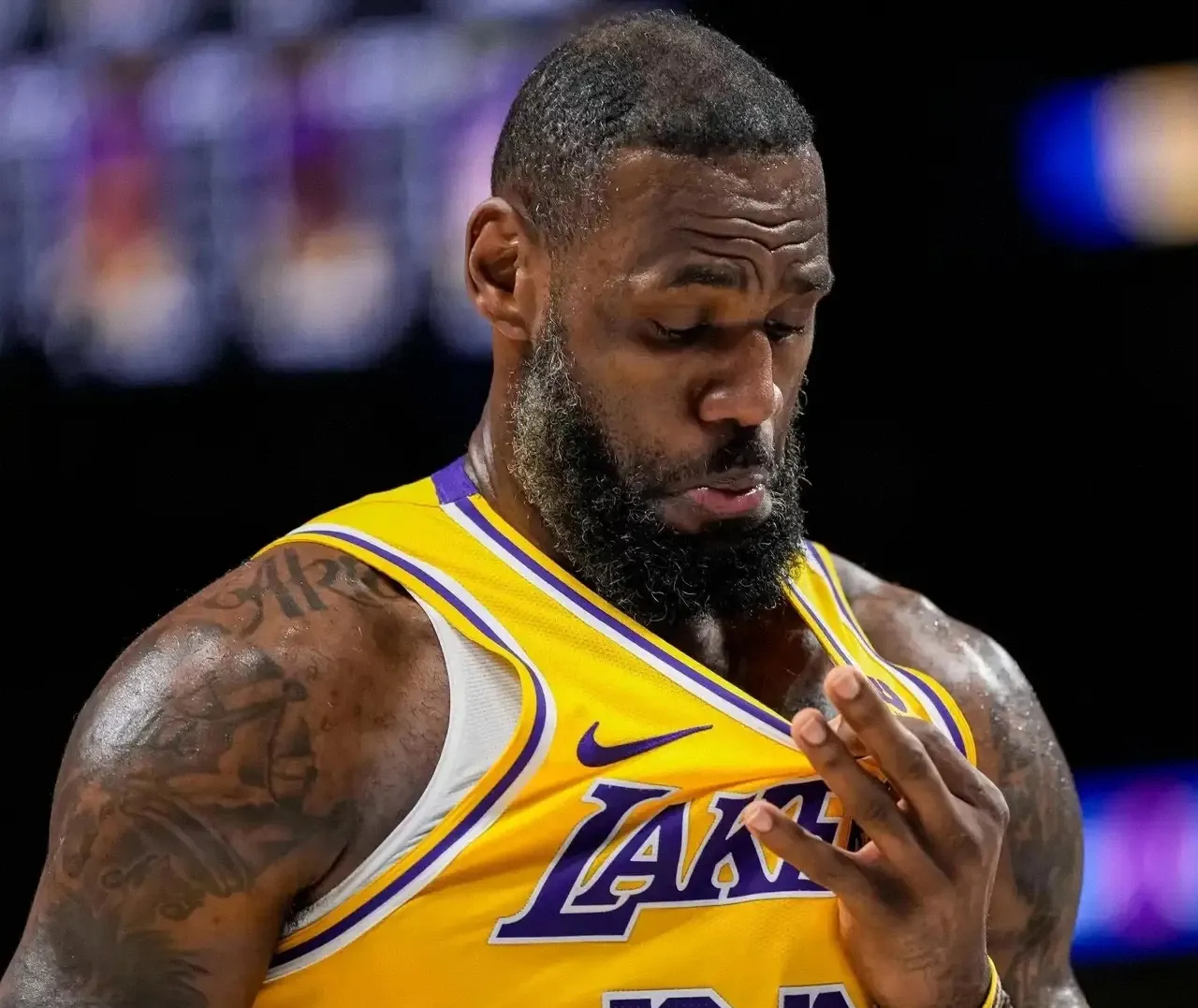 詹姆斯迎来三赛季出色发挥，利物浦观众热烈欢呼！